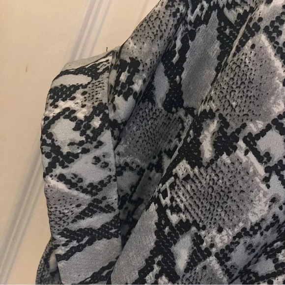 Shein womens top -alligator design black and white as color -sz lg - Picture 3 of 4